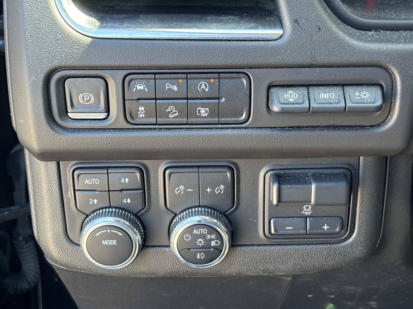 Used 2023 GMC Yukon AT4 w/ Technology Package AWD/4WD image 19