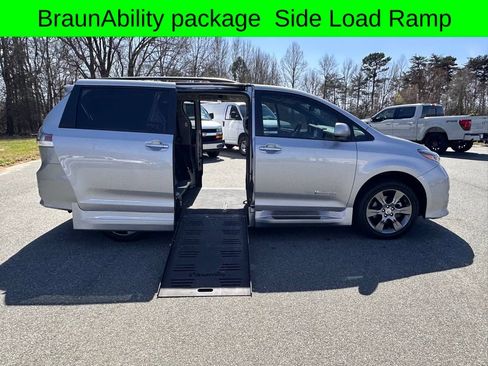 Used 2015 Toyota Sienna SE w/ SE Preferred Package FWD image 14