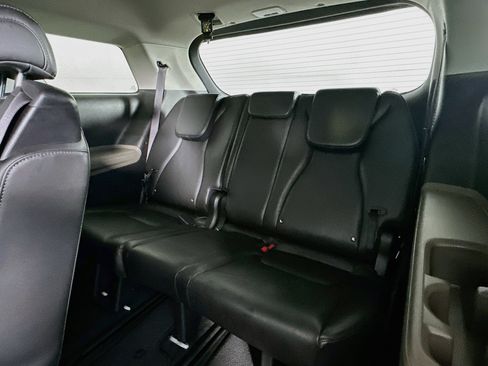 Used 2025 Kia Carnival FWD image 30