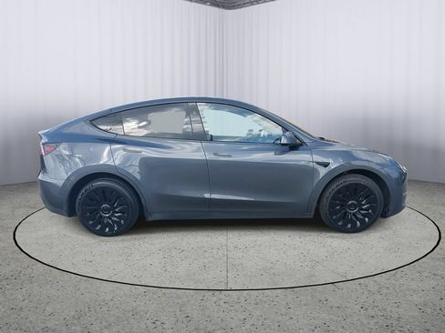 Used 2023 Tesla Model Y Long Range AWD/4WD image 2