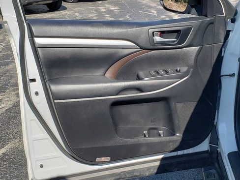 Used 2019 Toyota Highlander AWD V6 image 11