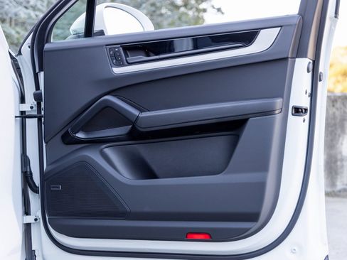 Certified 2025 Porsche Cayenne Coupe image 48