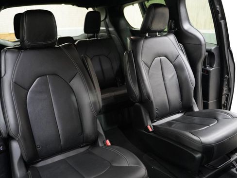 Used 2021 Chrysler Pacifica Touring-L w/ Uconnect Theater Family Group image 34