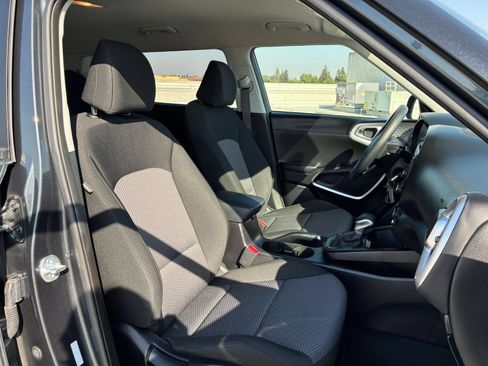 Used 2025 Kia Soul LX w/ LX Technology Package FWD image 33