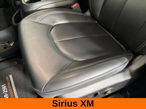 Used 2025 Chrysler Pacifica Select FWD image 12