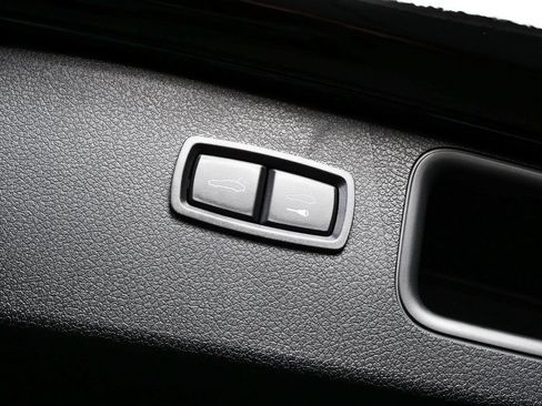 Used 2026 Porsche Macan AWD/4WD image 33