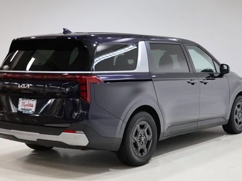 Used 2025 Kia Carnival FWD image 8