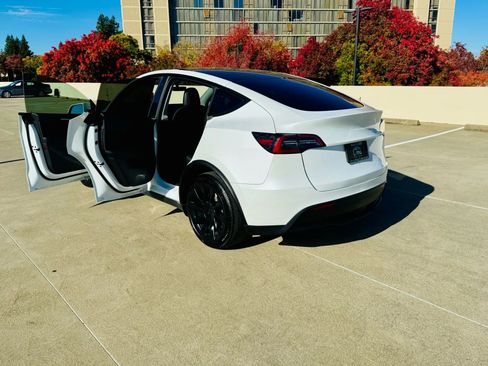 Used 2023 Tesla Model Y AWD image 20