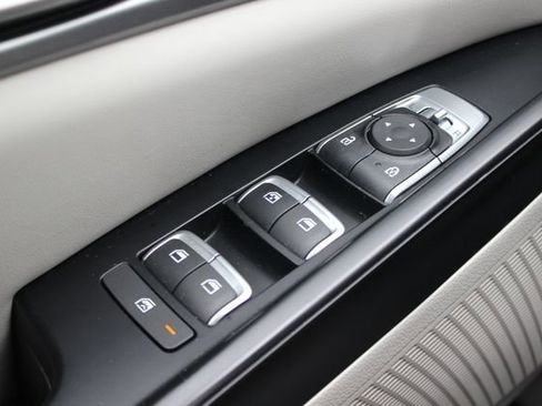 Used 2024 Kia Carnival LX FWD image 17