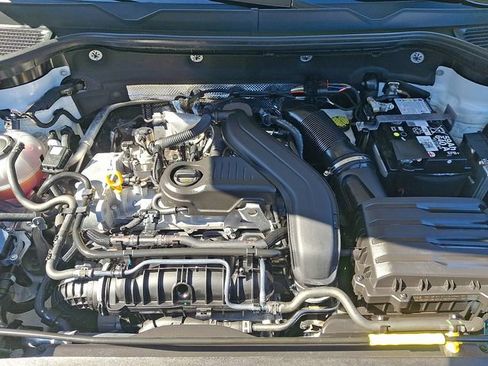 Certified 2025 Volkswagen Taos SE w/ Panoramic Sunroof Package image 29