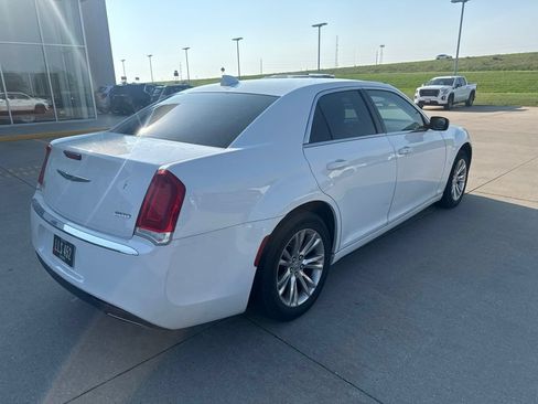 Used 2017 Chrysler 300 Limited RWD image 5
