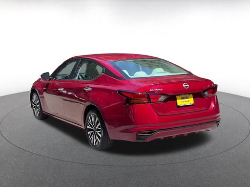 Used 2025 Nissan Altima 2.5 SV FWD image 11