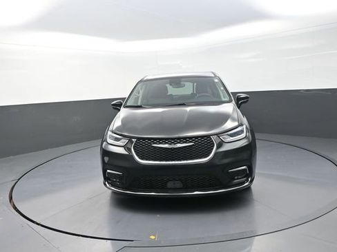 Used 2024 Chrysler Pacifica Limited FWD image 32