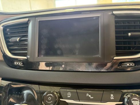 Used 2018 Chrysler Pacifica Touring Plus image 42