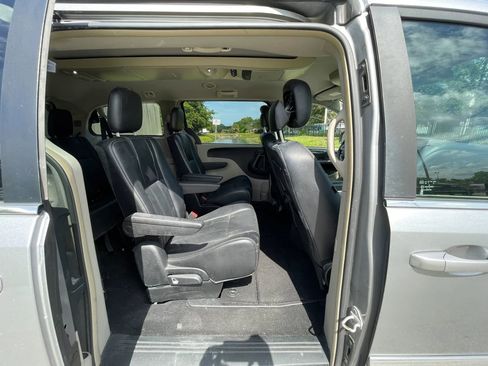 Used 2014 Chrysler Town & Country Touring FWD image 19