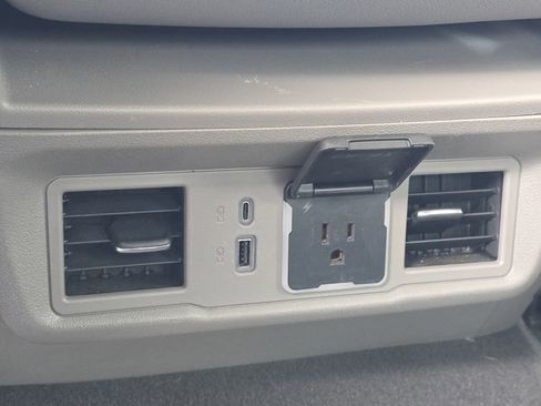 Certified 2024 GMC Sierra 1500 SLT image 8