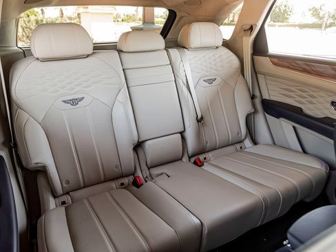 Used 2024 Bentley Bentayga AWD/4WD image 31