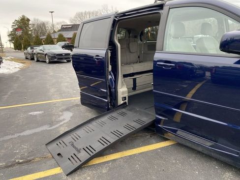 Used 2016 Dodge Grand Caravan SXT w/ UConnect Hands-Free Group image 2