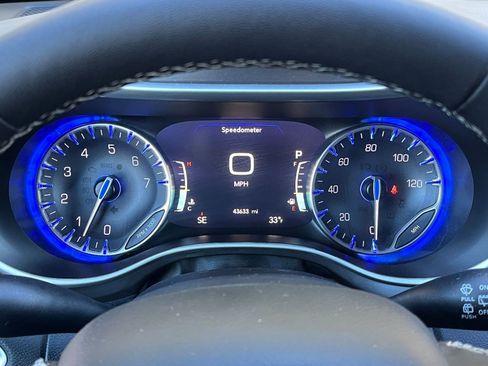 Used 2025 Chrysler Pacifica Select image 38