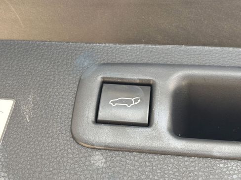 Used 2025 Toyota Highlander LE FWD image 23