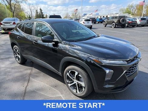 Used 2024 Chevrolet Trax RS w/ Sunroof Package FWD image 2