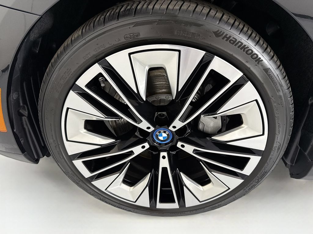 Used 2025 BMW i5 eDrive40i w/ Premium Package RWD image 30