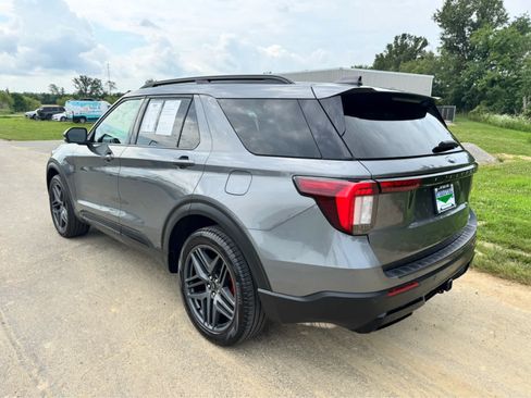 Used 2025 Ford Explorer ST-Line w/ ST-Line Street Pack AWD/4WD image 7