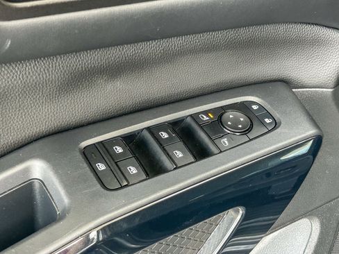 Used 2025 Nissan Pathfinder SV FWD image 25