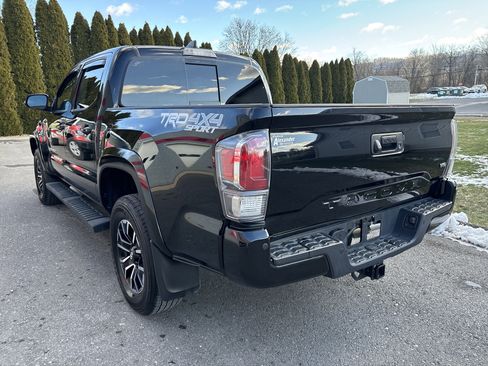 Used 2022 Toyota Tacoma TRD Sport image 5