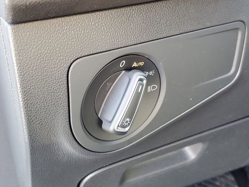 Used 2022 Volkswagen Tiguan SE image 13