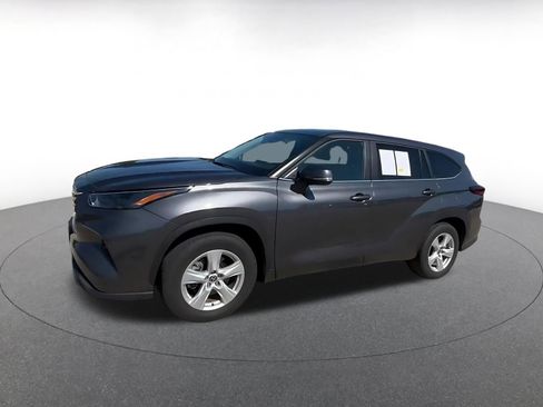 Used 2025 Toyota Highlander LE FWD image 8