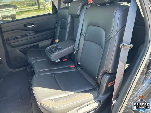 Used 2025 Nissan Pathfinder SL FWD image 41