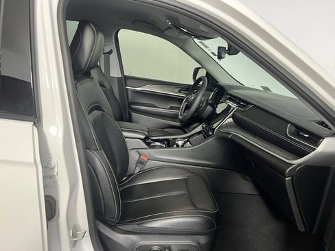 Used 2023 Jeep Grand Cherokee Limited w/ Black Appearance Package image 31