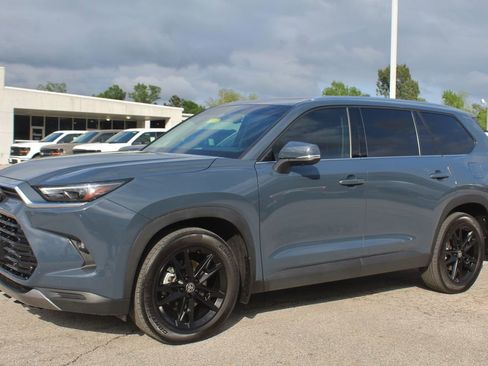 Used 2025 Toyota Grand Highlander FWD image 3