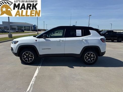 Used 2025 Jeep Compass Trailhawk AWD/4WD image 3