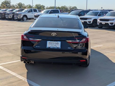 Used 2025 Toyota Camry SE image 4