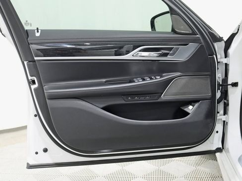 Used 2019 BMW 750i xDrive w/ M Sport Package image 38