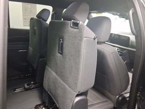 Used 2025 Chevrolet Traverse LT AWD/4WD image 24