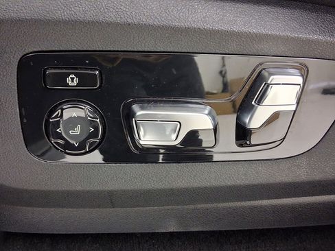 Certified 2025 BMW X7 xDrive40i w/ M Sport Package AWD/4WD image 17