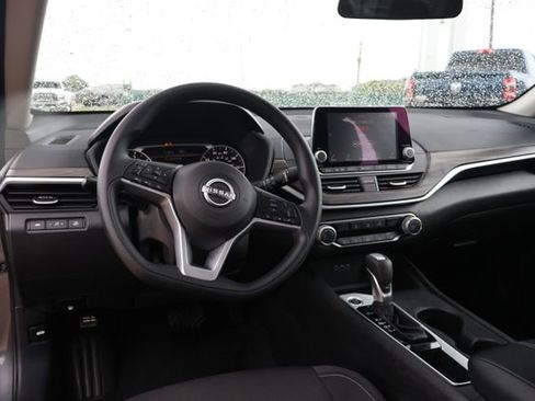 Used 2025 Nissan Altima 2.5 SV FWD image 10