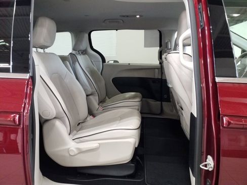 Used 2020 Chrysler Pacifica Limited w/ Advanced Safetytec Group image 16