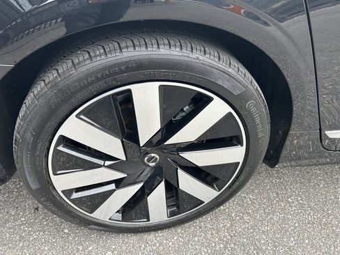 Certified 2025 Volvo S90 T8 Plus image 10