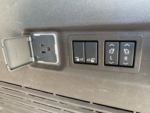 Used 2022 GMC Yukon XL SLT w/ SLT Premium Package image 7