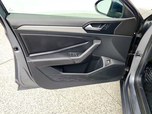 Used 2019 Volkswagen Jetta SE w/ Cold Weather Package FWD image 11