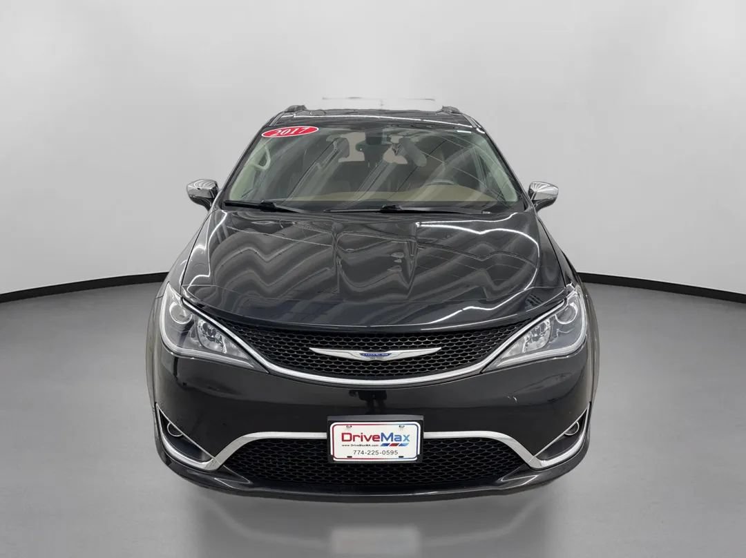 Used 2017 Chrysler Pacifica Limited FWD image 2