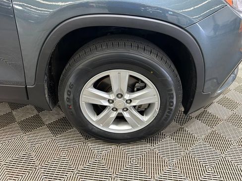 Used 2021 Chevrolet Trax LT AWD/4WD image 2
