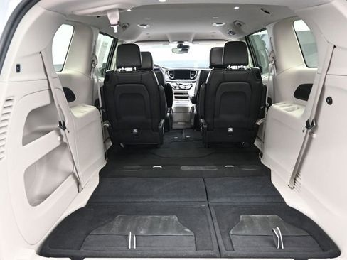 Used 2024 Chrysler Pacifica Touring-L image 10