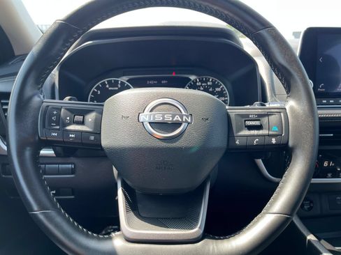 Used 2025 Nissan Rogue SV FWD image 30