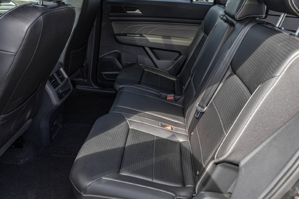 Certified 2023 Volkswagen Atlas Cross Sport SE w/ Panoramic Sunroof Package AWD/4WD image 28