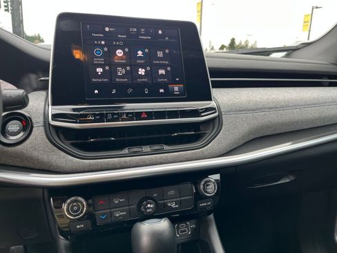 Used 2025 Jeep Compass Latitude image 20